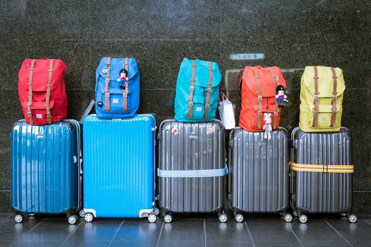 fotos de maletas de viajeros que comparten equipaje