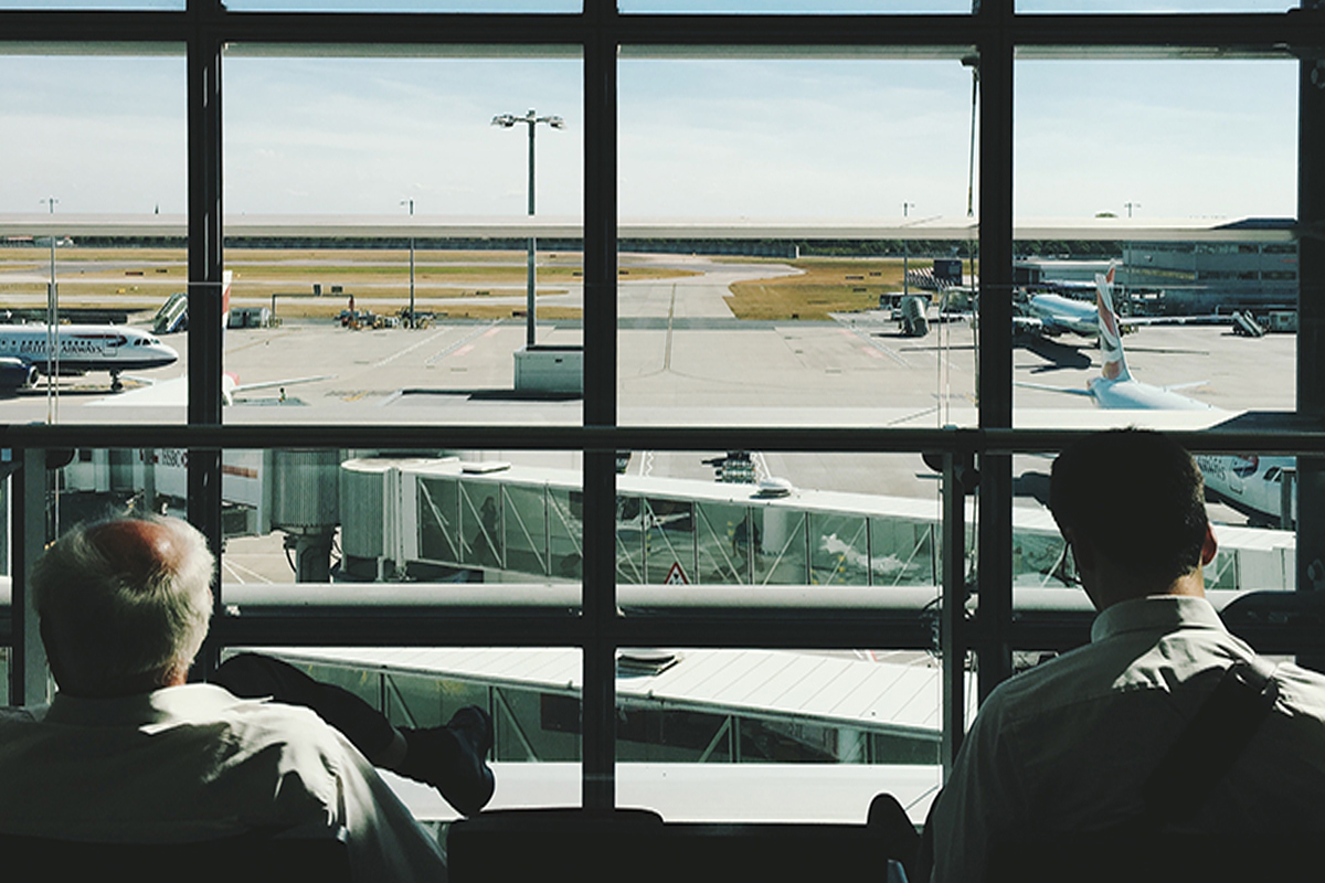 pasajeros esperando en el aeropuerto tras una cláusula no show