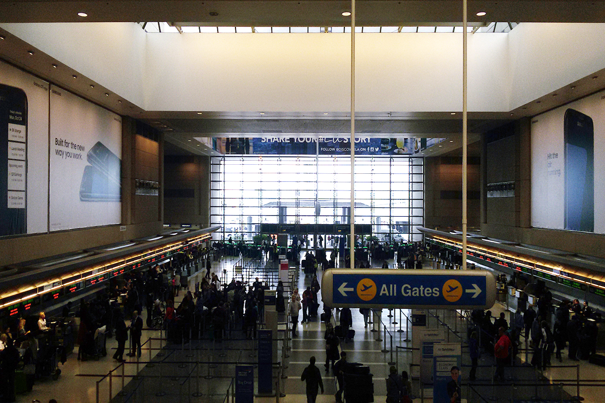 pasajeros ante el control de acceso en un aeropuerto con su maleta de mano. foto de reclamador.es