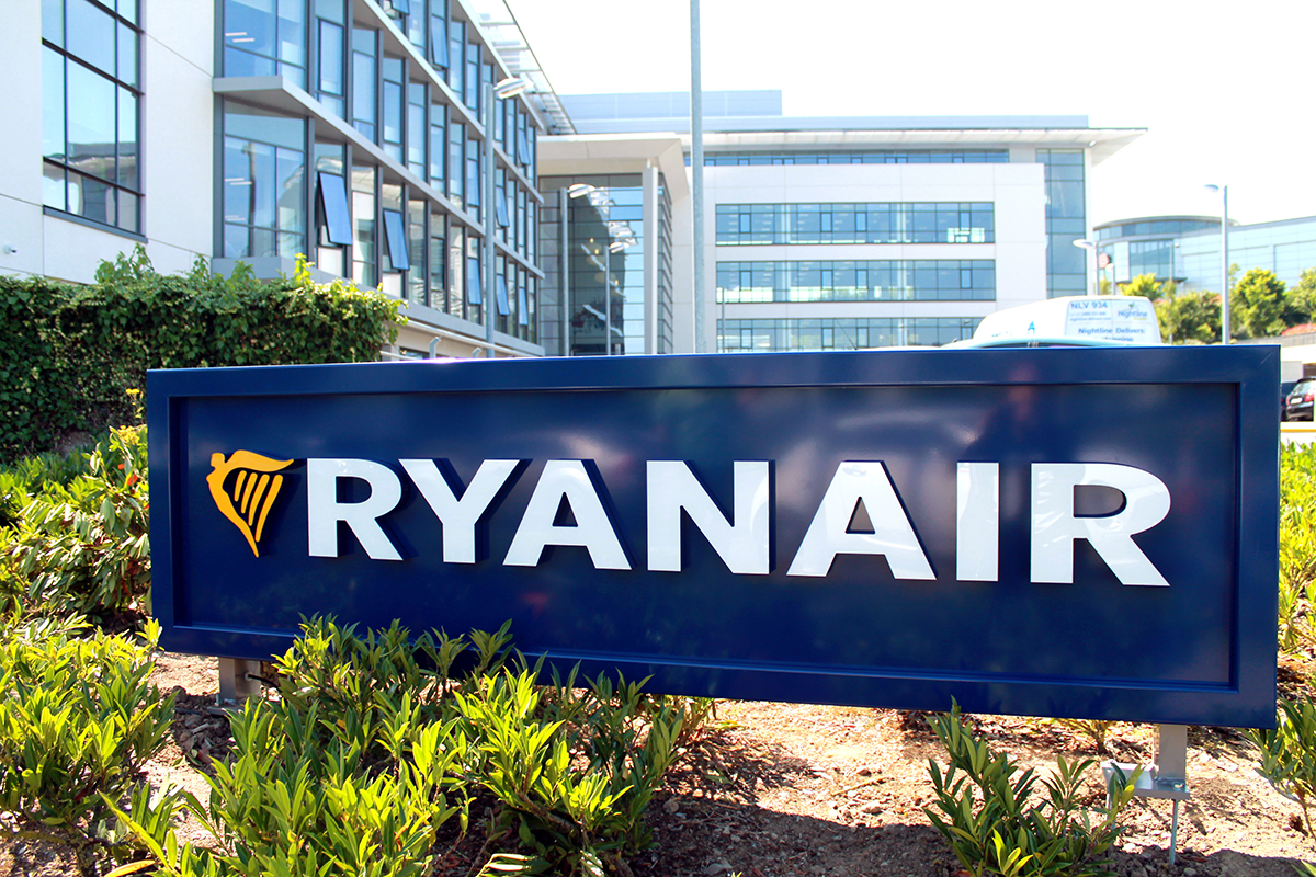 foto del logo de Ryanair en su sede, para ilustrar post sobre sobrecoste en equipaje