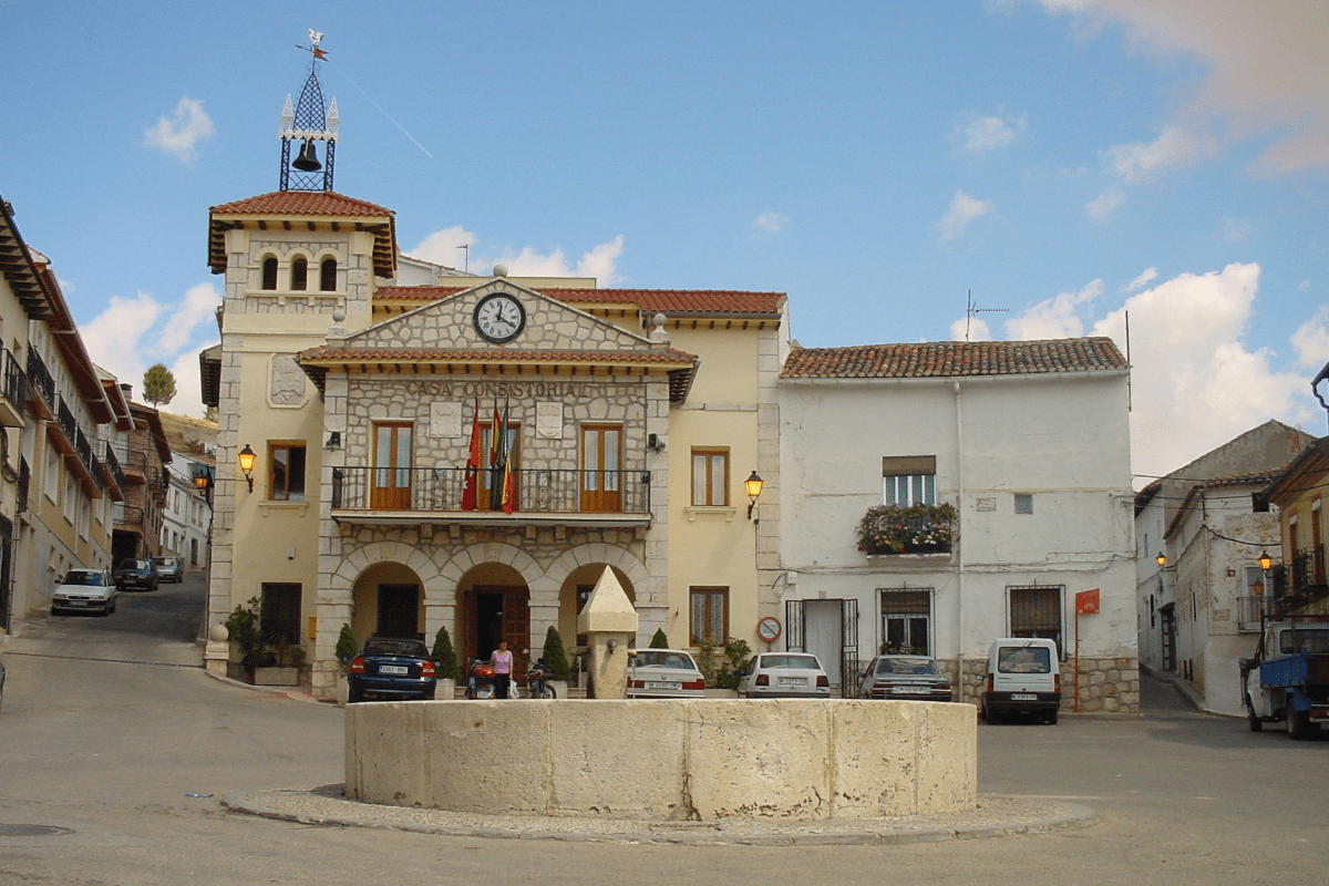 Plaza del pueblo con el ayuntamiento de Valdilecha. Foto tomada de la web del ayuntamiento para ilustrar post sobre plusvalía municipal.