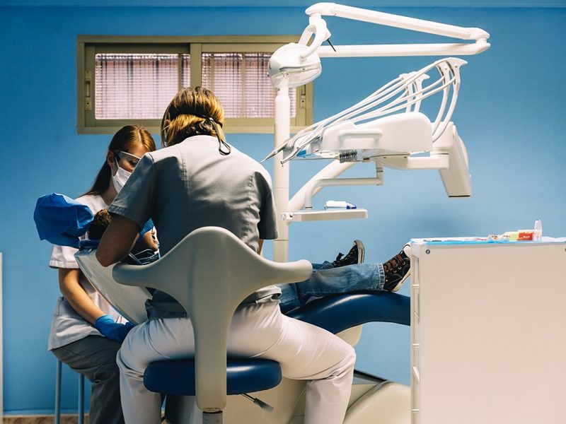 dentistas con paciente par ilustrar post de reclamar a dentix e identa.