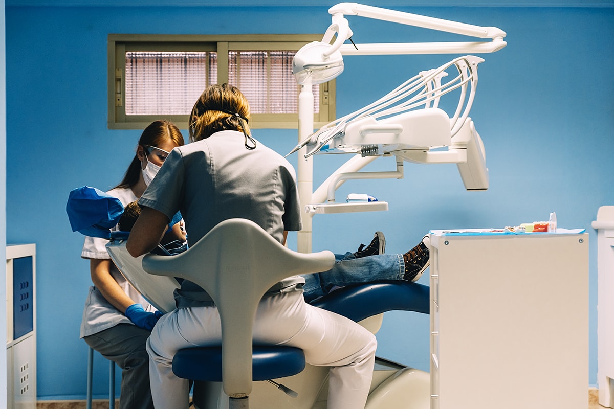 dentistas con paciente par ilustrar post de reclamar a dentix e identa.