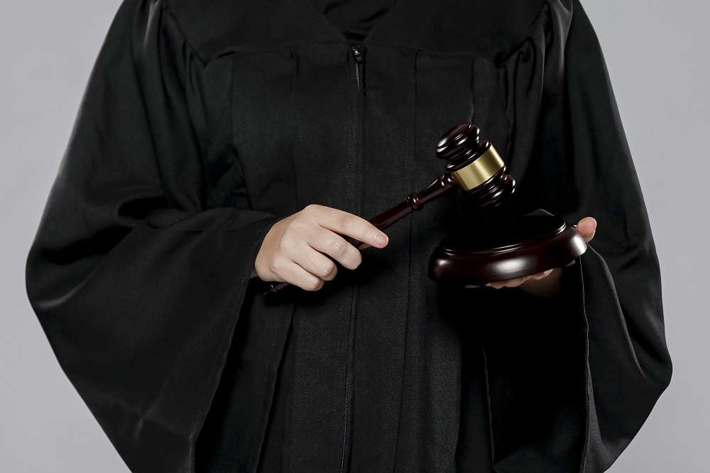 Los abogados deben vestir la toga en juicio porque iguala a los juristas en el estrado