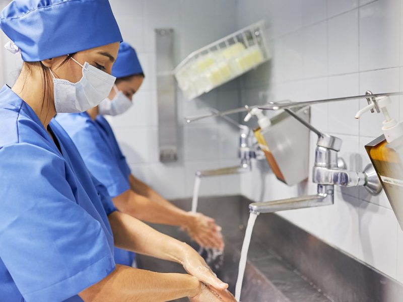 enfermeras lavándose las manos tras negligencia