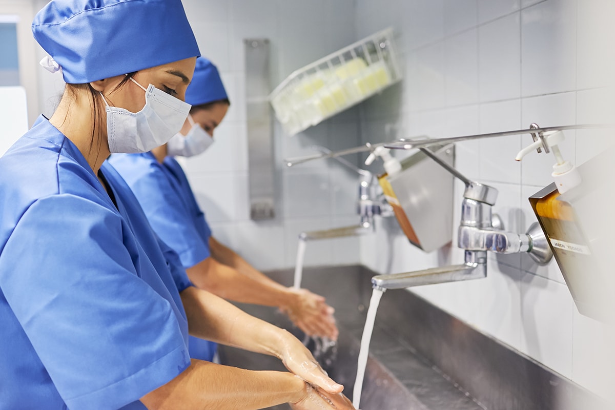 enfermeras lavándose las manos tras negligencia