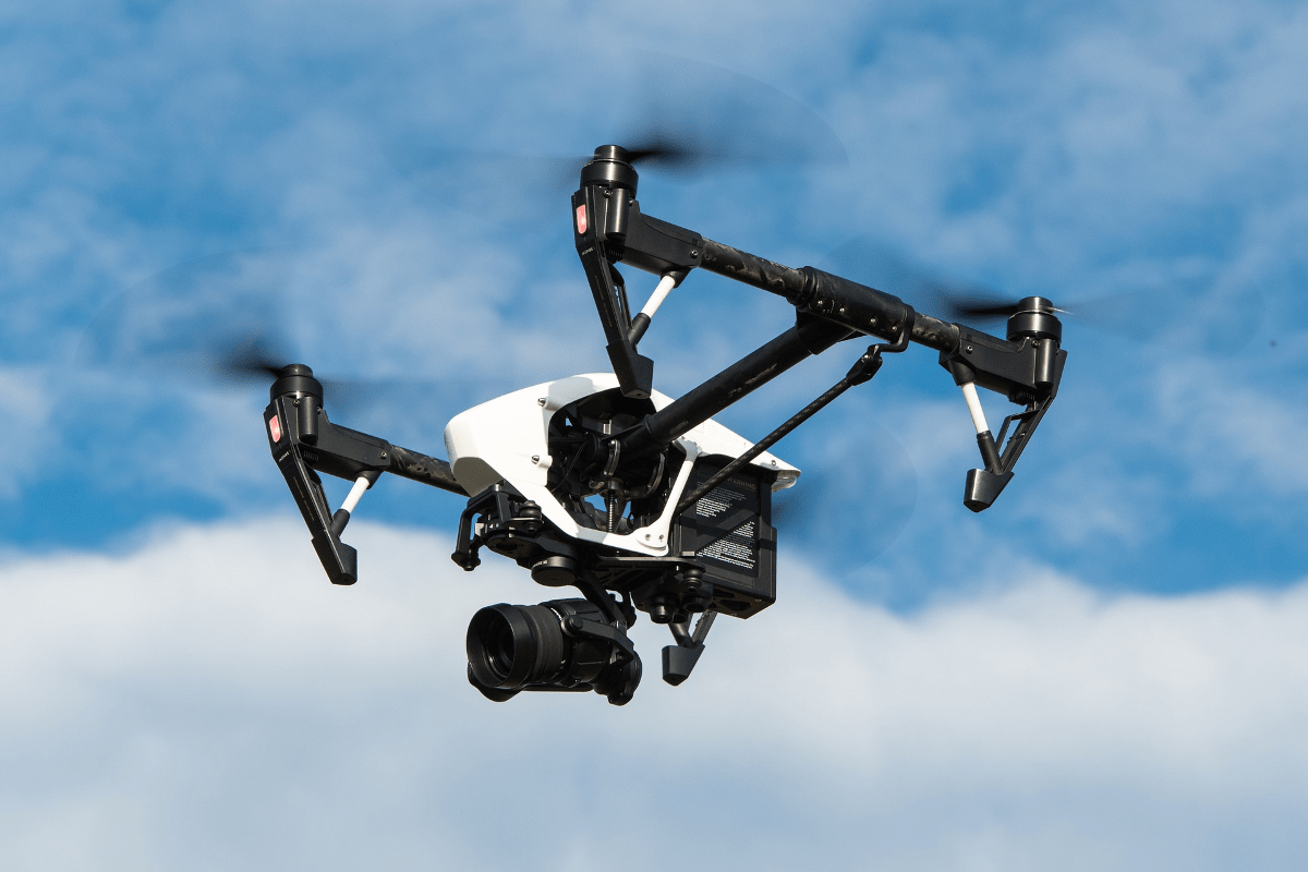 dron con cuatro hélices volando