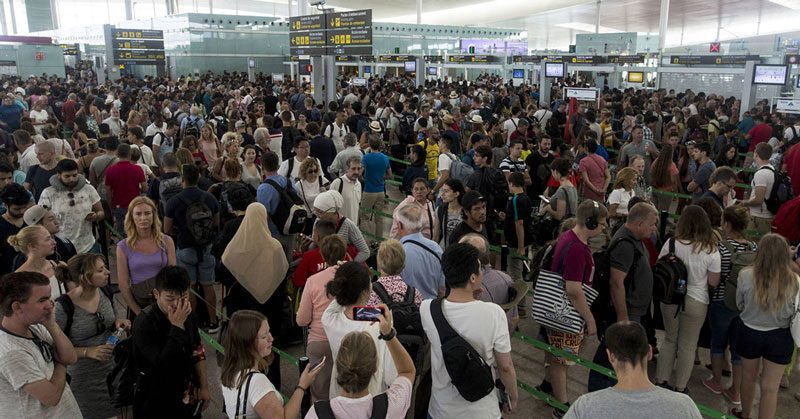 pasajeros haciendo cola en el control de seguridad del aeropuerto de El Prat