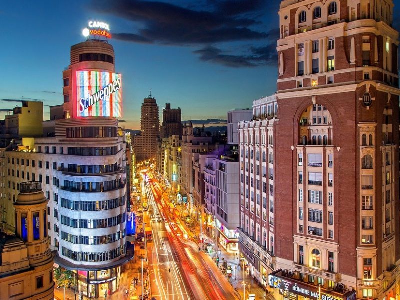 Golden Visa: atraer capital extranjero facilitando la obtención de la residencia legal en España.