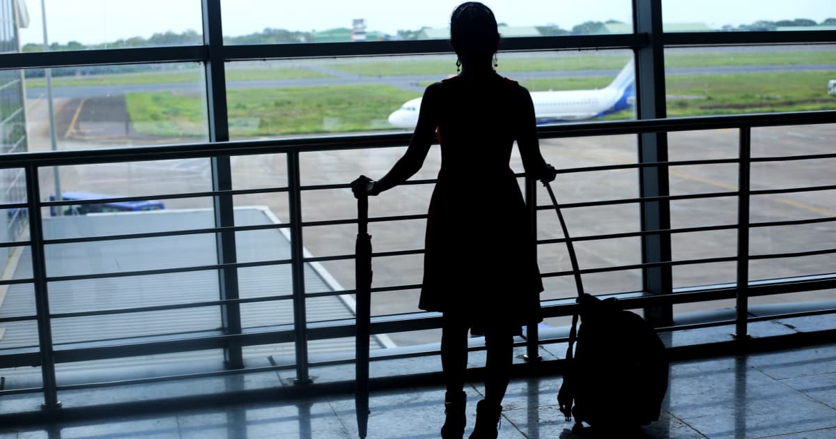 ¿Se puede llevar paraguas en el avión? Equipaje de mano y facturado