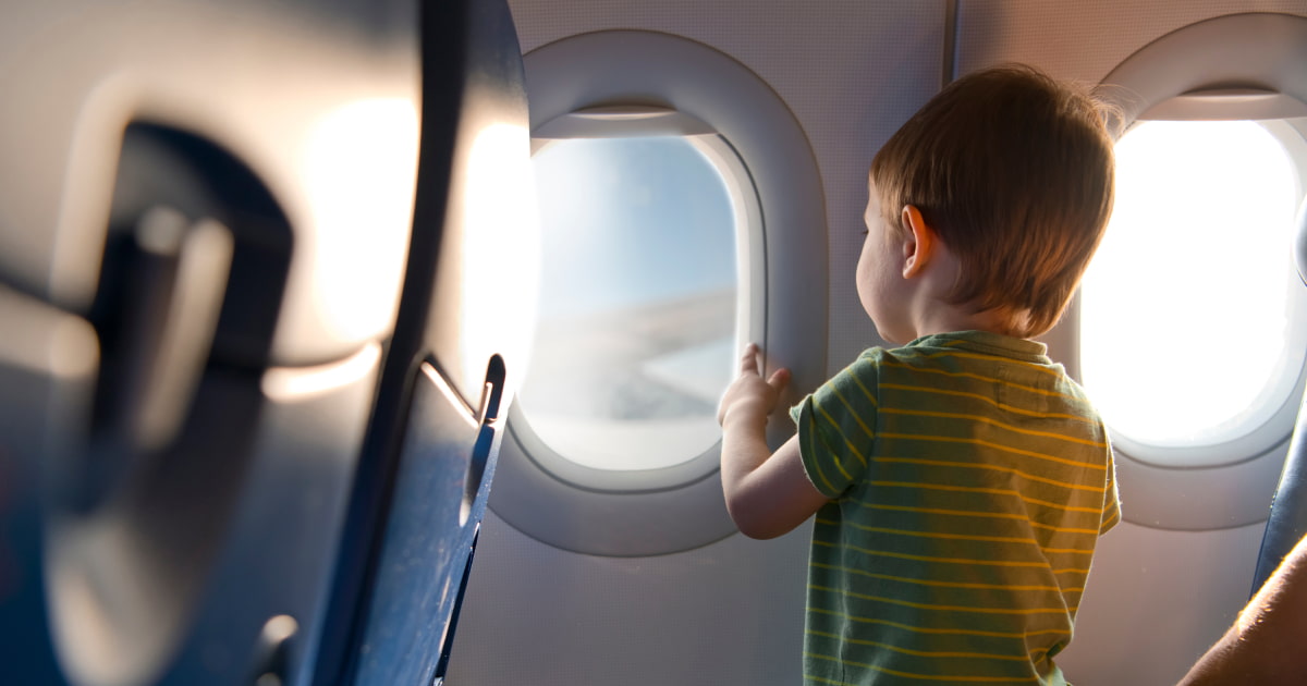 ¿Cuándo puede un menor viajar solo en avión?