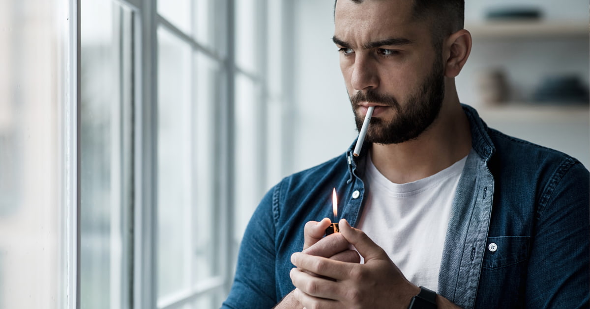 ¿Se puede llevar tabaco y mechero en el avión?