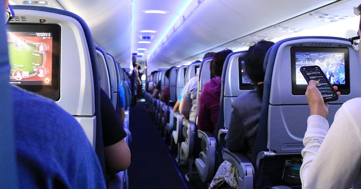 ¿Cómo tener wifi en el avión? Opciones y costes