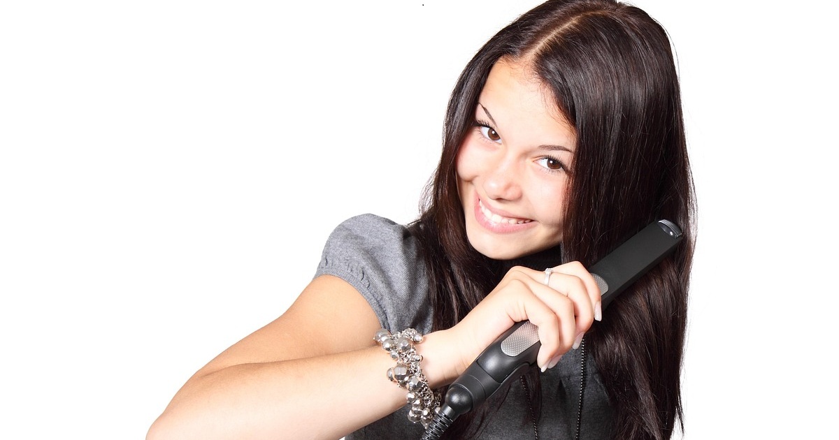 ¿Se puede llevar una plancha de pelo en el avión?