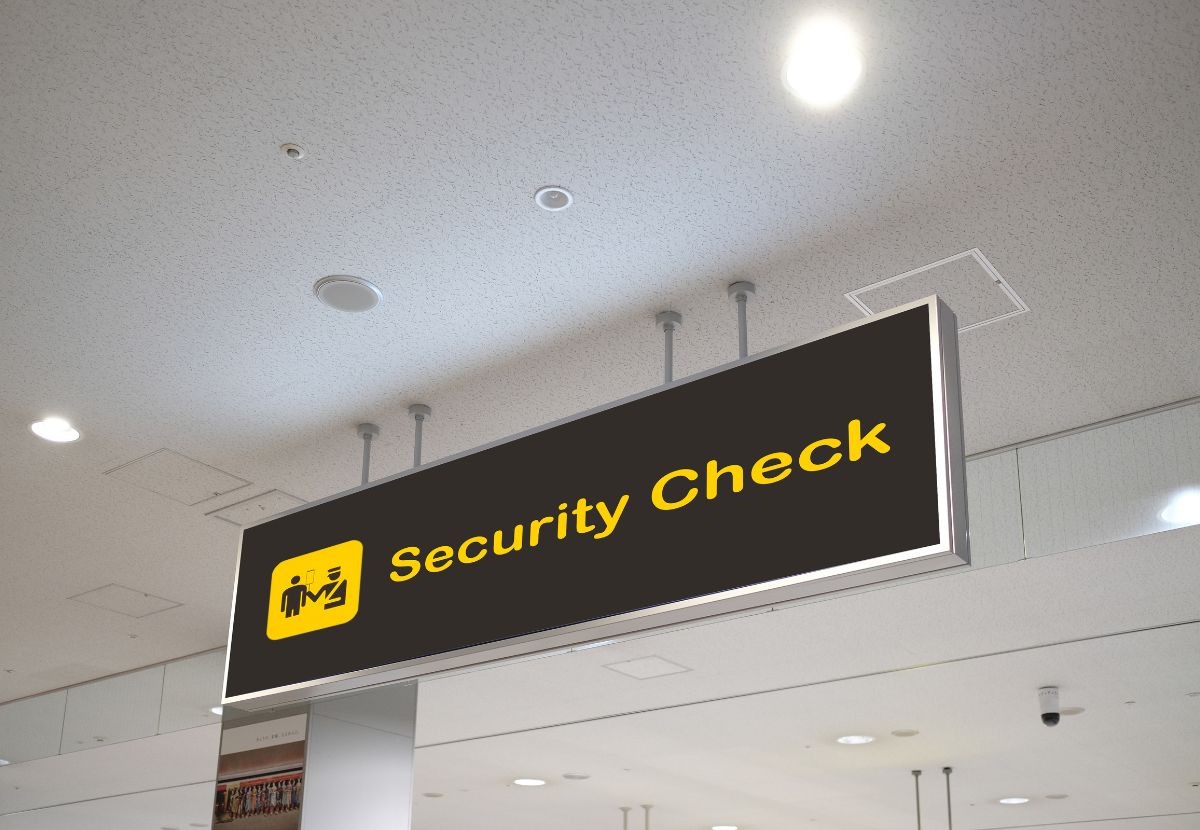 ¿Es una causa extraordinaria que llegues con retraso a destino porque la aerolínea ha esperado a pasajeros por deficiencias en el control de seguridad del aeropuerto?