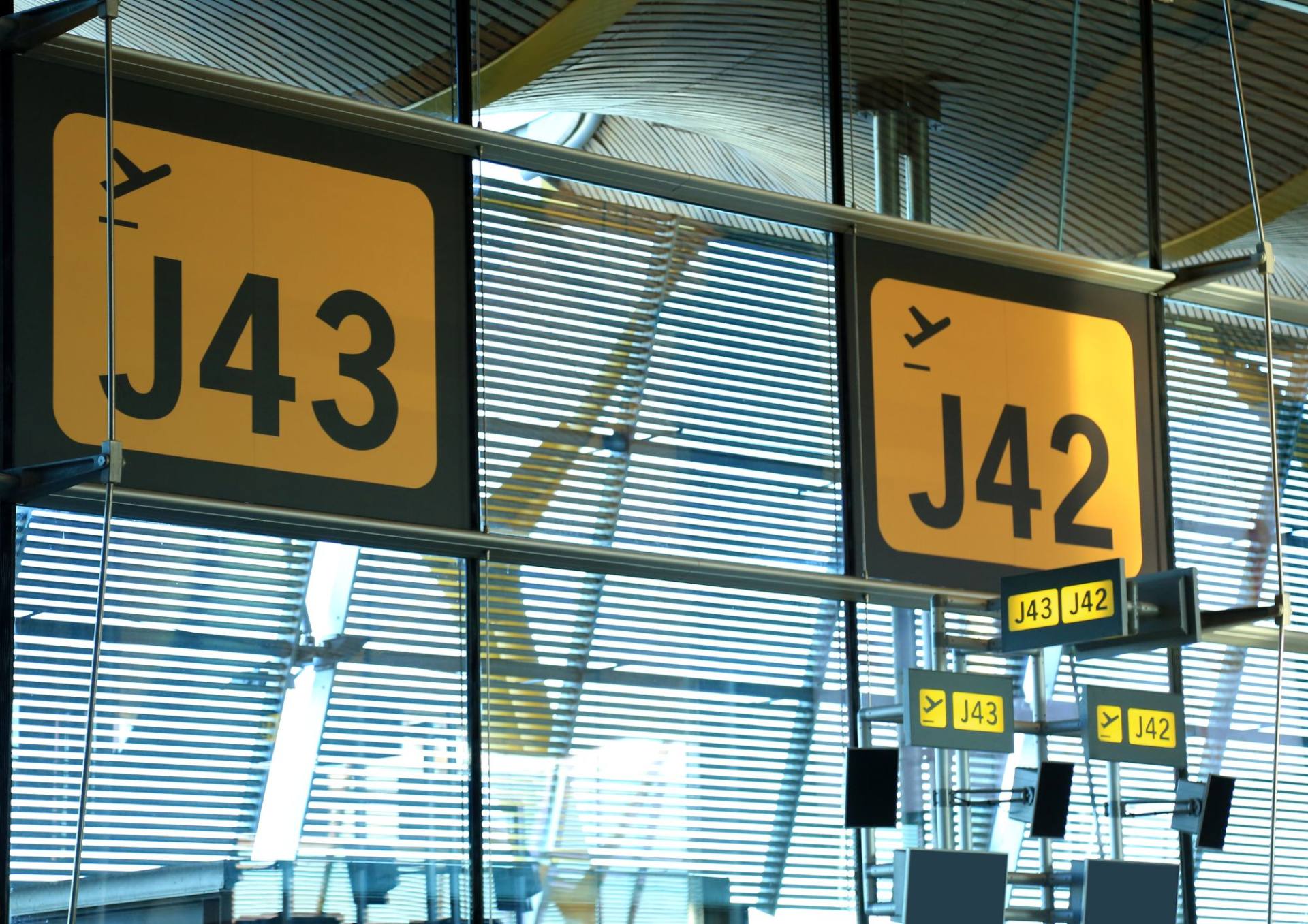 ¿Puede la aerolínea obligarte a facturar tu equipaje de mano en la puerta de embarque?