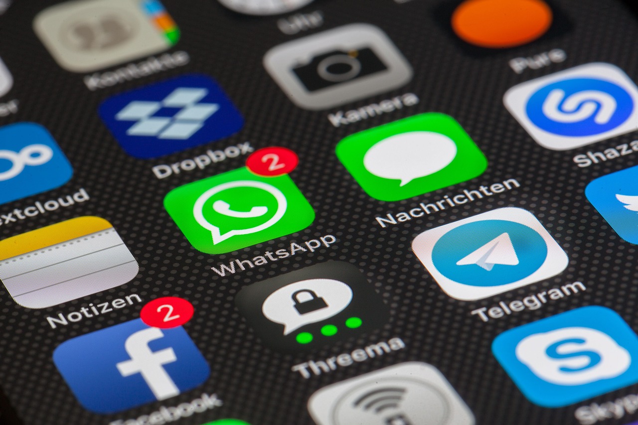 ¿Es peligroso abrir un whatsapp de un número que no conoces?